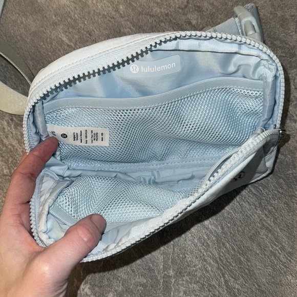 Lulu crossbody bag - Everywhere Belt Bag 1L - Picture 3 of 7